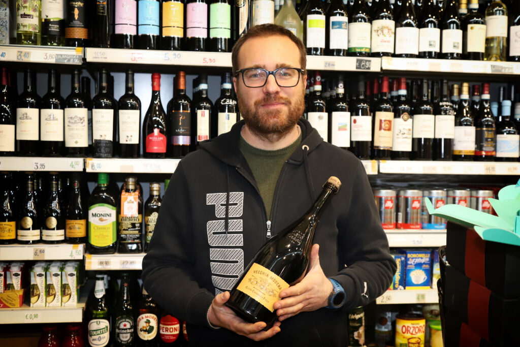 Produce from Govoni Samuele, wine and drinks at Mercato Albinelli in Modena