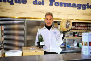 La vetrina di Boutique del Formaggio al Mercato Albinelli di Modena