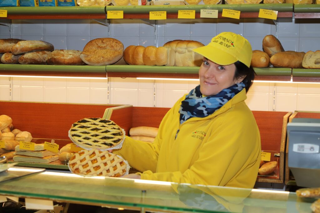 La vetrina di Forno delle Rose al Mercato Albinelli di Modena