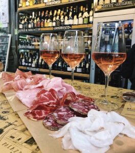 Il locale Artigiani del gusto al Mercato Albinelli di Modena