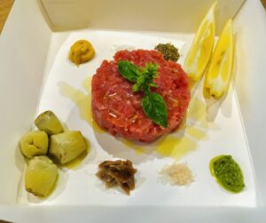 Il locale Artigiani del gusto al Mercato Albinelli di Modena