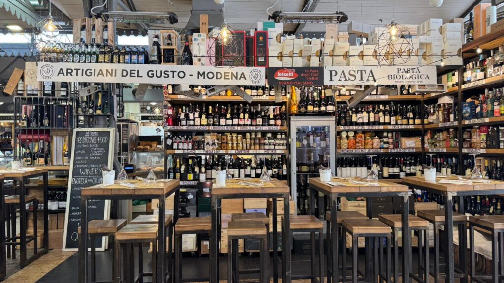 La sala di Artigiani del gusto al Mercato Albinelli di Modena