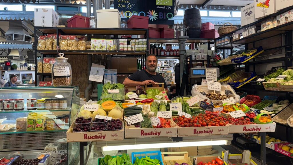 La vetrina di A Modo Bio al Mercato Albinelli di Modena