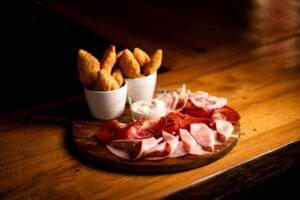 La sala di MozzaBella – La Bottega della pizza al Mercato Albinelli di Modena