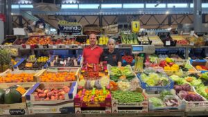 La vetrina di Calzolari Fratelli al Mercato Albinelli di Modena