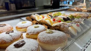 Delizie dolci e salate — dolciumi e specialità al Mercato Albinelli di Modena