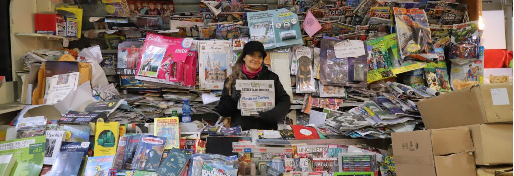La vetrina di Edicola Boni Giorgia al Mercato Albinelli di Modena