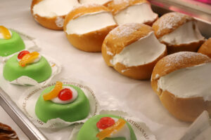 Dettaglio del banco Delizie dolci e salate, Mercato Albinelli di Modena