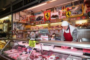 Il banco Antica Salumeria della Galleria al Mercato Albinelli di Modena