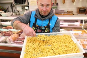 Il banco Salumeria e pasta fresca Barozzini al Mercato Albinelli di Modena