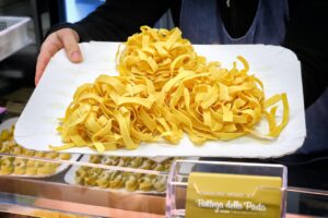 La vetrina di Bottega della pasta al Mercato Albinelli di Modena