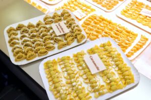 Il banco Bottega della pasta al Mercato Albinelli di Modena