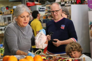 La vetrina di Calzolari Fratelli al Mercato Albinelli di Modena