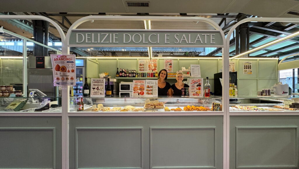 Delizie dolci e salate — dolciumi e specialità al Mercato Albinelli di Modena