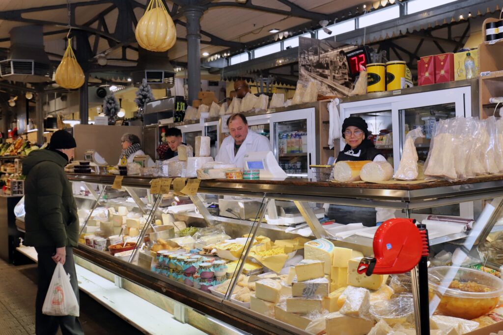 La vetrina di Formaggeria Martinelli al Mercato Albinelli di Modena