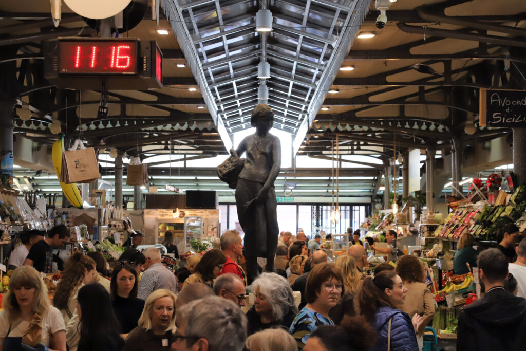 I 95 ANNI DEL MERCATO ALBINELLI — banco al Mercato Albinelli di Modena