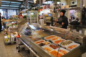 Il banco Pescheria Laritonda Gianluca al Mercato Albinelli di Modena