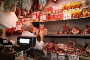 La vetrina di Salumeria Anselmo Bonini, Andrea Solieri, A. Facchini al Mercato Albinelli di Modena
