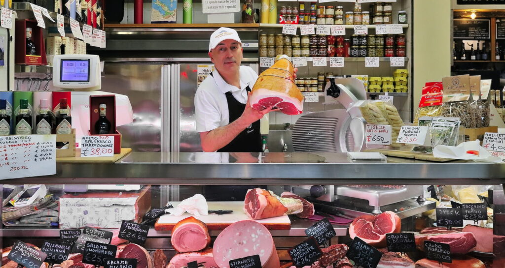 Il banco Salumeria da Giovanni al Mercato Albinelli di Modena