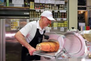 La vetrina di Salumeria da Giovanni al Mercato Albinelli di Modena