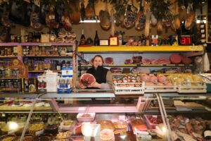 Il banco Salumeria da Sergio al Mercato Albinelli di Modena