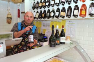 Salumeria e pasta fresca Barozzini — salumeria al Mercato Albinelli di Modena