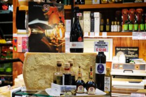 Vanna e Roberto Formaggi — formaggi al Mercato Albinelli di Modena