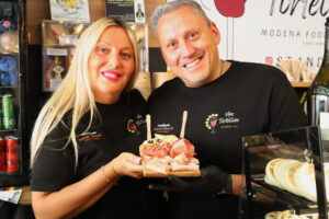Il banco Vino e Tortellino al Mercato Albinelli di Modena