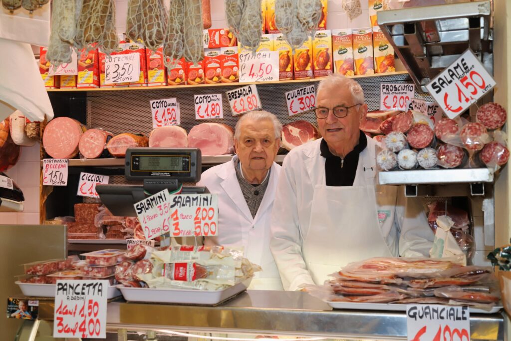 Il banco Salumeria Anselmo Bonini, Andrea Solieri, A. Facchini al Mercato Albinelli di Modena