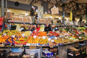 Prodotti di Amadori, frutta e verdura al Mercato Albinelli di Modena
