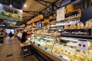 Il banco Boutique del Formaggio al Mercato Albinelli di Modena