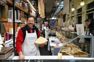 Vanna e Roberto Formaggi — formaggi al Mercato Albinelli di Modena