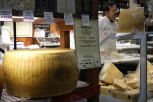 La vetrina di Vanna e Roberto Formaggi al Mercato Albinelli di Modena